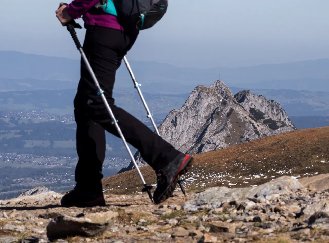 Osoba używająca kij&oacute;w trekkingowych w g&oacute;rach
