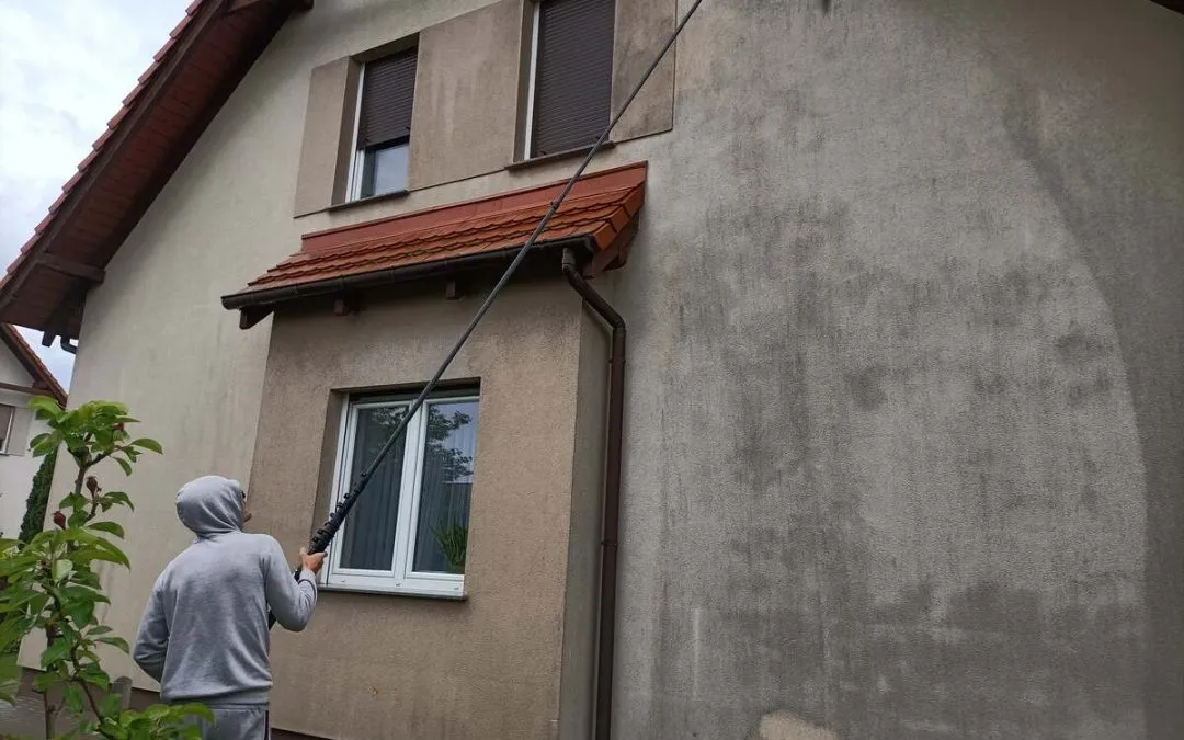 Zdjęcie Jak myć tynk silikatowy, aby uniknąć jego uszkodzenia i brudu