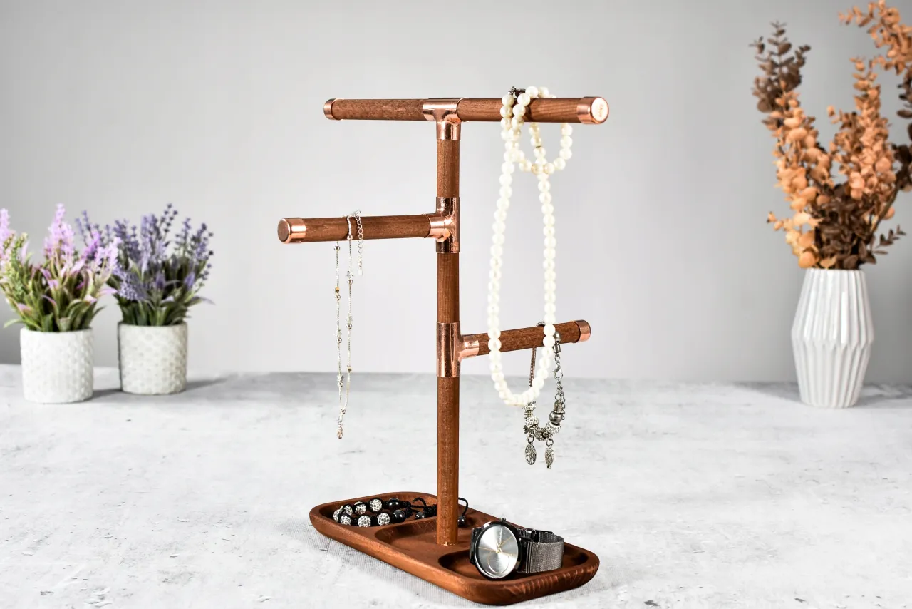 r&oacute;żne stojaki i wieszaki na naszyjniki