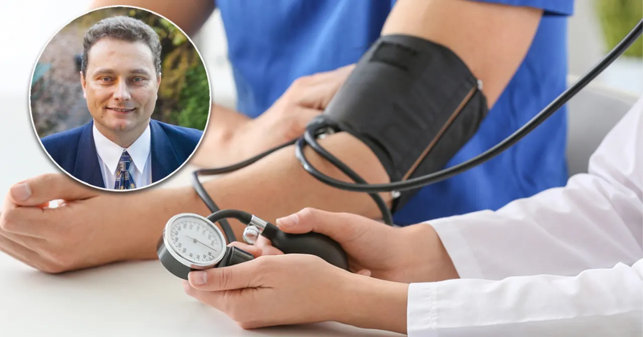 lekarz kardiolog mierzący puls pacjenta