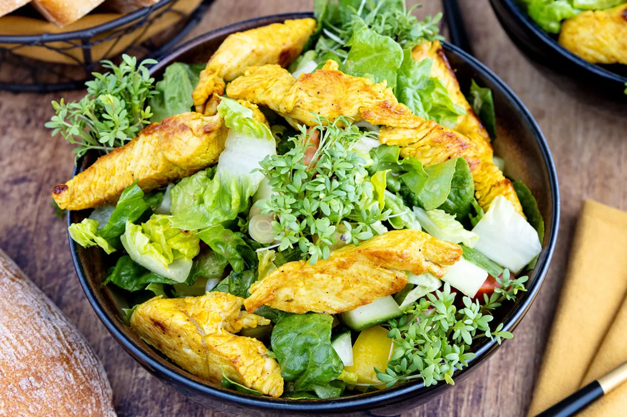 Auswahl an frischen Zutaten f&uuml;r Salat mit Putenstreifen