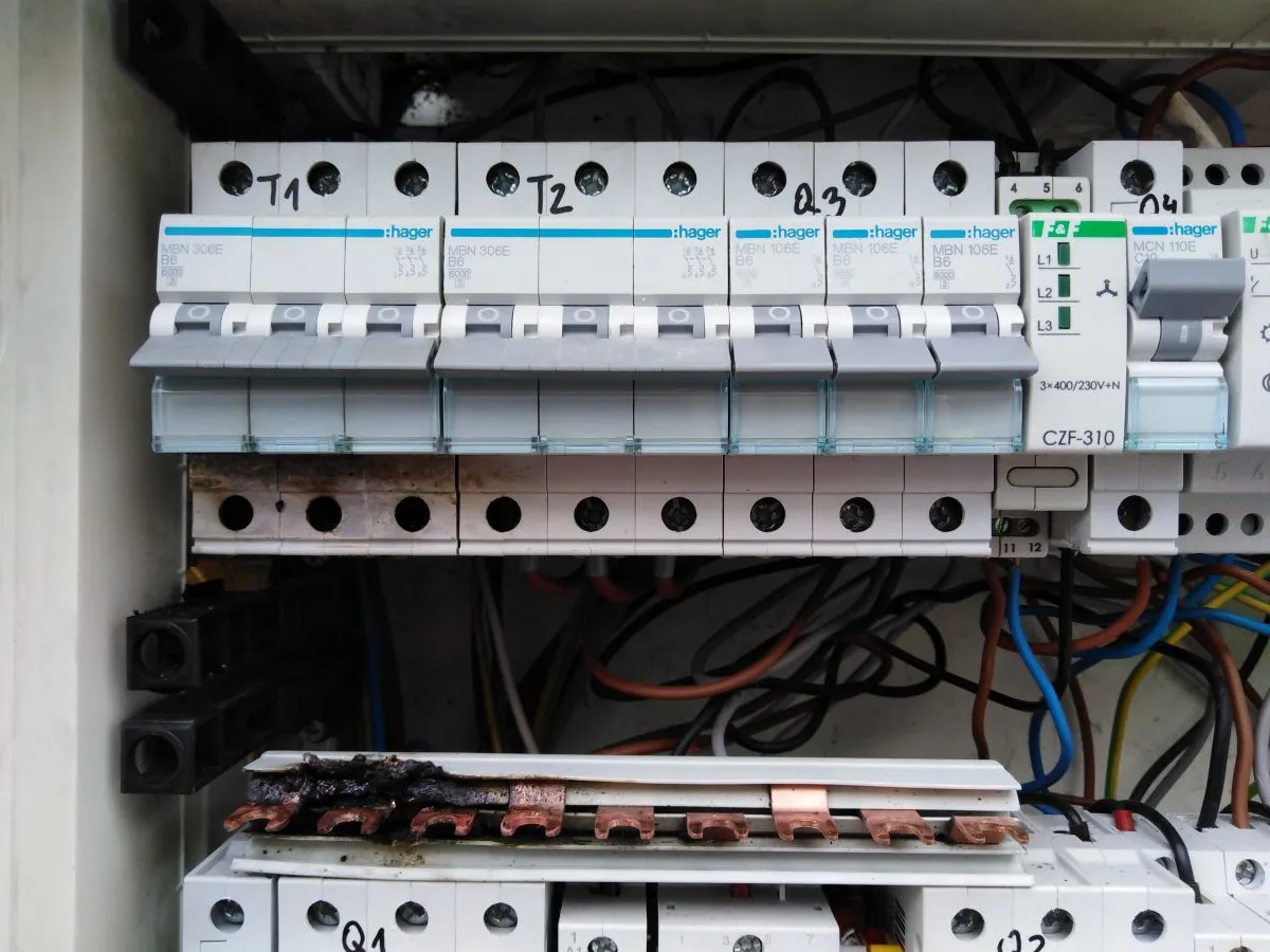 szyna grzebieniowa podłączenie od dołu