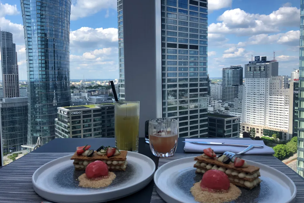 Romantyczna kolacja Warszawa widok, restauracja fine dining Warszawa, kolacja na dachu