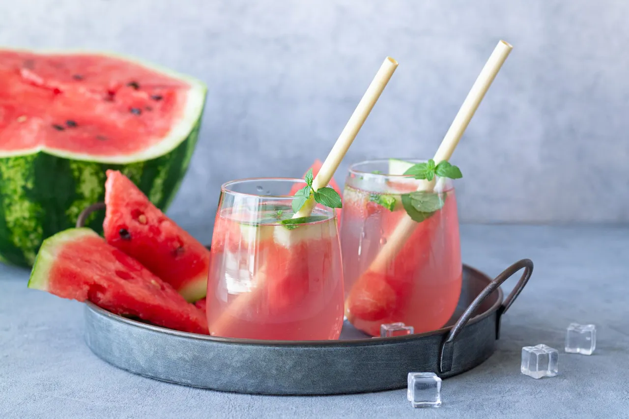 Zdjęcie Orzeźwiające drinki arbuzowy z wódką na każdą letnią imprezę