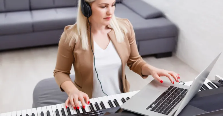 osoba ćwicząca na pianinie, nauka gry na pianinie, pianista początkujący