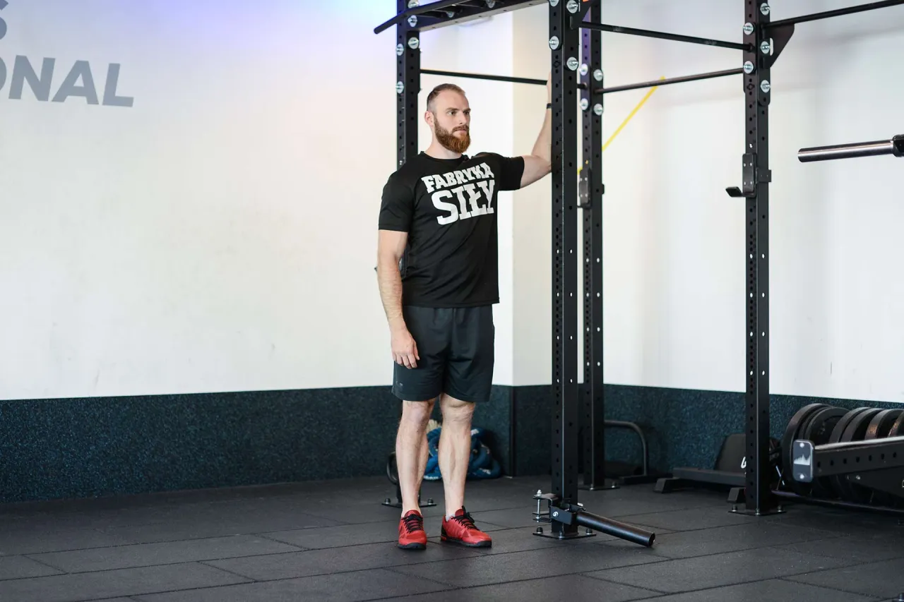 rozciąganie klatki piersiowej na rollerze piankowym