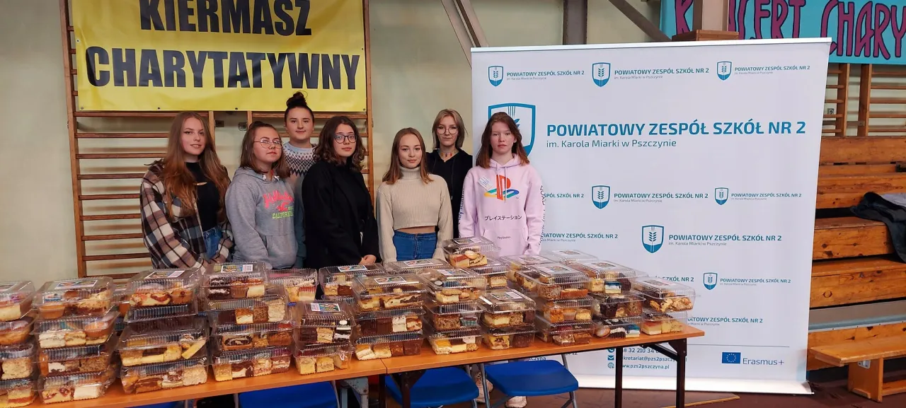 Uczniowie pomagający innym w szkole