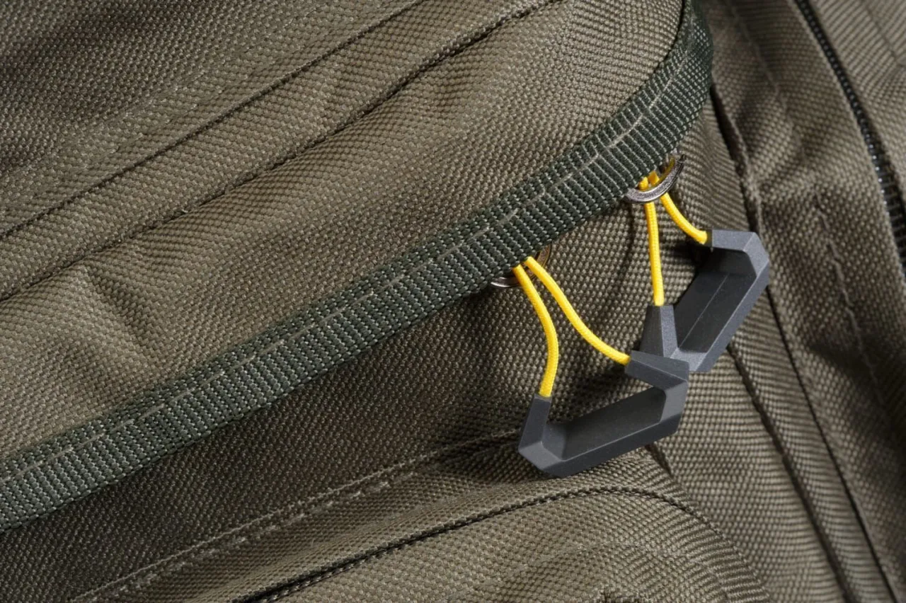 Detale torby spinningowej: solidny zamek, wodoodporny materiał, wzmocnione dno