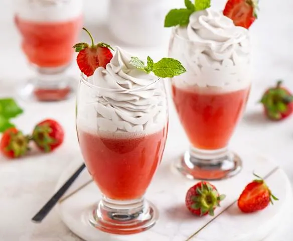 galaretka truskawkowa z owocami i bita smietana