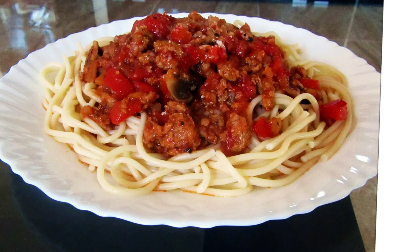 spaghetti z pieczarkami i papryką