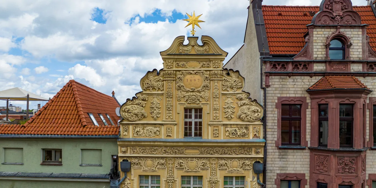 Złota gwiazda wieńczy bogato zdobioną fasadę kamienicy pod gwiazdą, mieszczącą muzeum sztuki dalekiego wschodu.