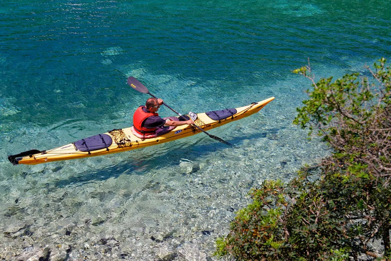 Trekking spiaggia nascosta Italia oppure kayak mare calmo