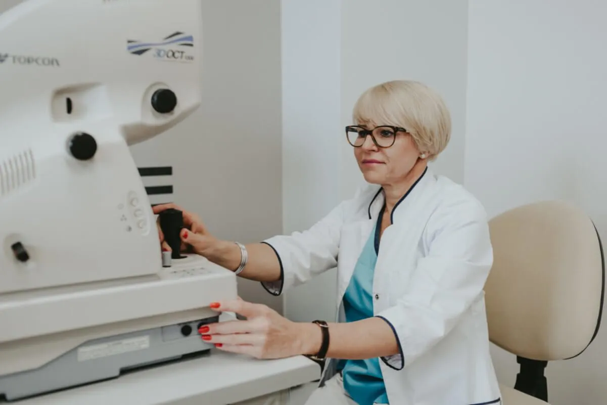 lekarz okulista bada oko pacjenta