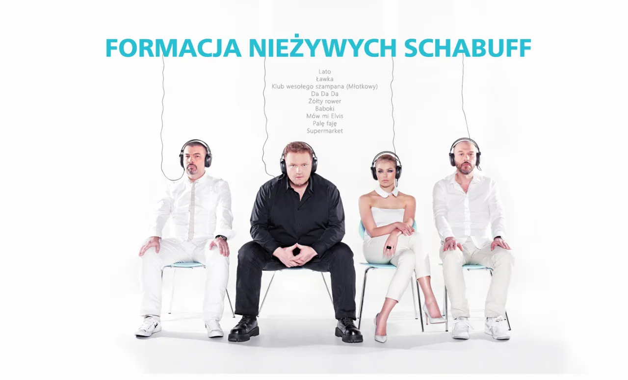 Cztery osoby w słuchawkach, jakby słuchały piosenki 