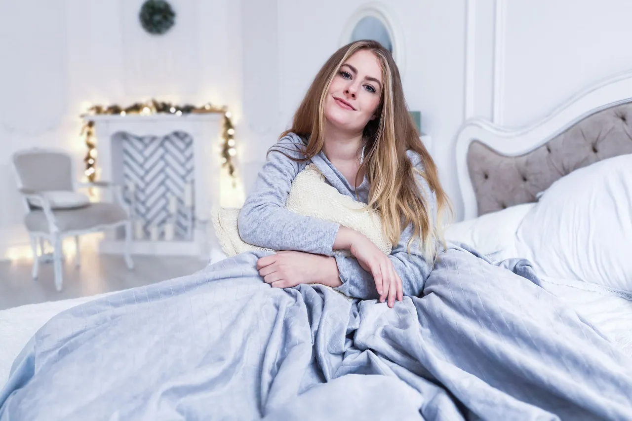 osoba medytująca przed snem w sypialni