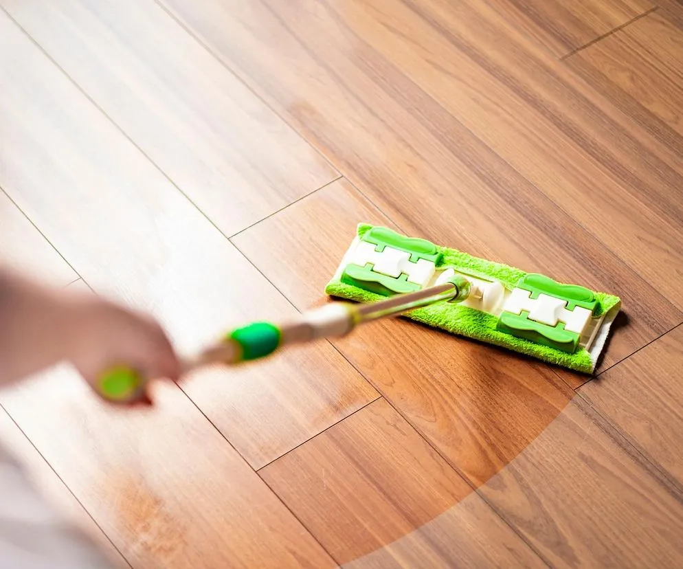 Mycie paneli podłogowych wzdłuż desek