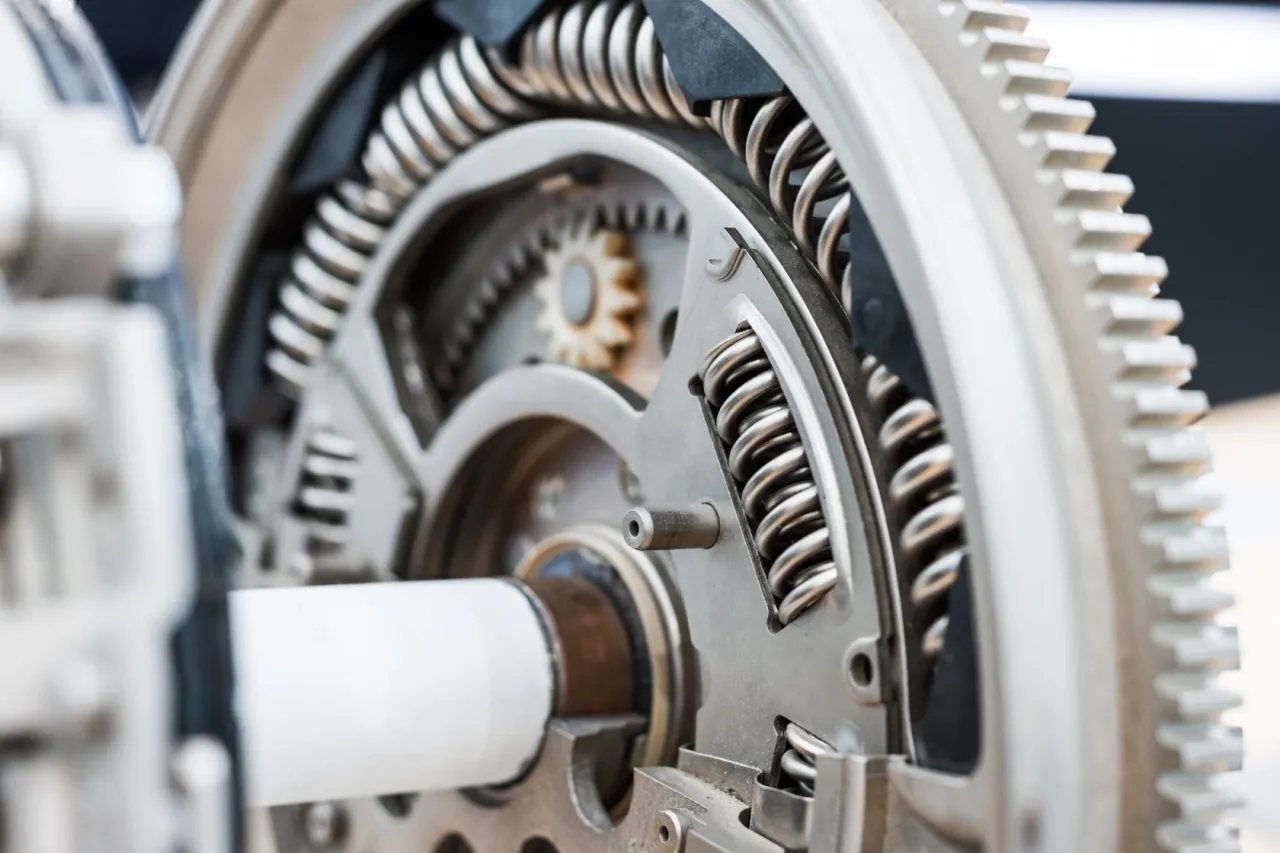 Sprężyny w kole dwumasowym mogą być oznaką zużycia, objawy zużytego koła dwumasowego przy gaszeniu silnika to m.in. stukanie.