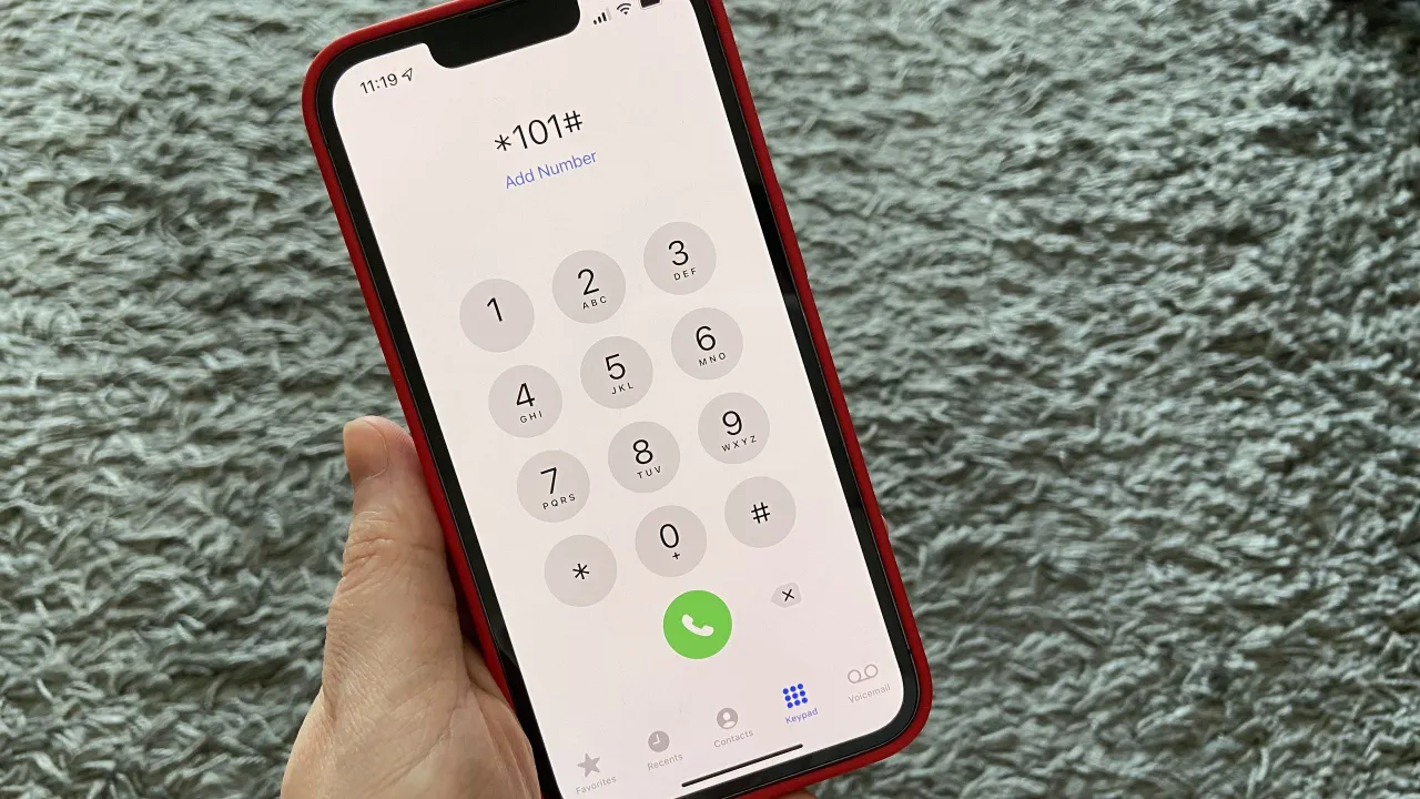 Telefon z widocznymi ikonami SMS i USSD