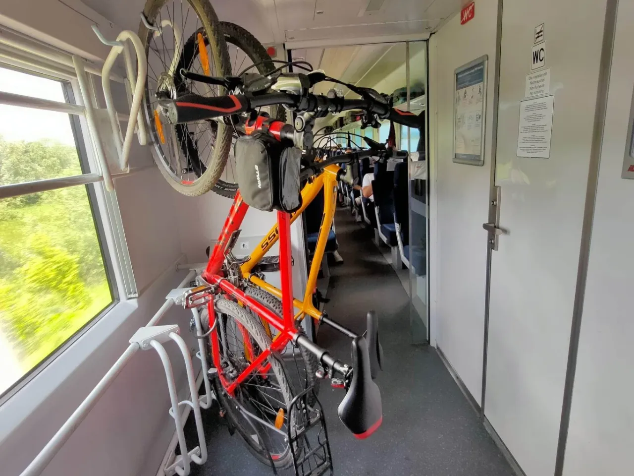Dwa rowery zamontowane w wagonie PKP. Dowiedz się, jak kupić bilet na rower PKP, by podr&oacute;żować z nim bez problemu.