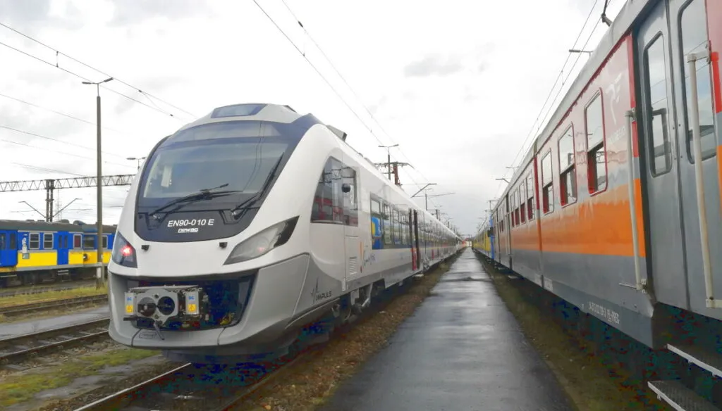 nowoczesny szynobus POLREGIO na torach