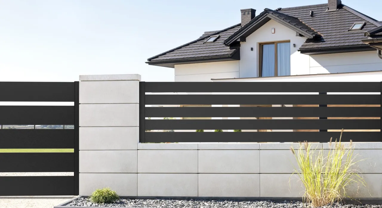 Czysty płot betonowy a zaniedbany płot betonowy