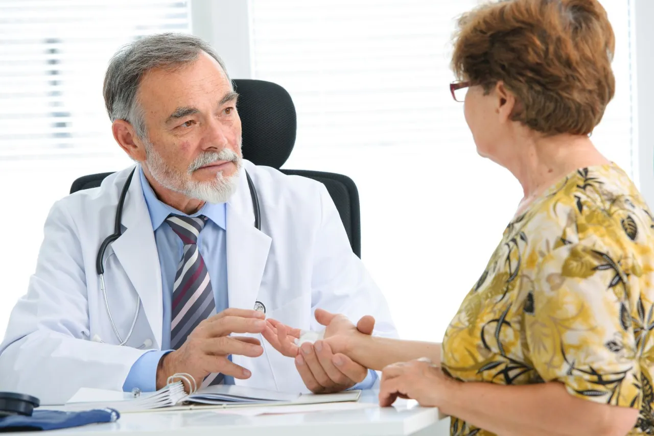 lekarz rozmawia z pacjentem gabinet lekarski diagnostyka