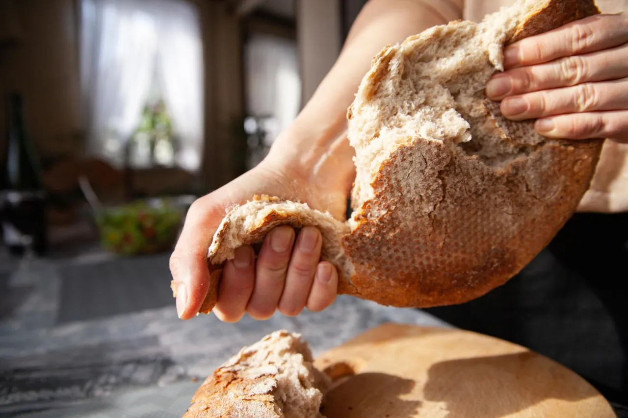 osoba jedząca chleb przed badaniem