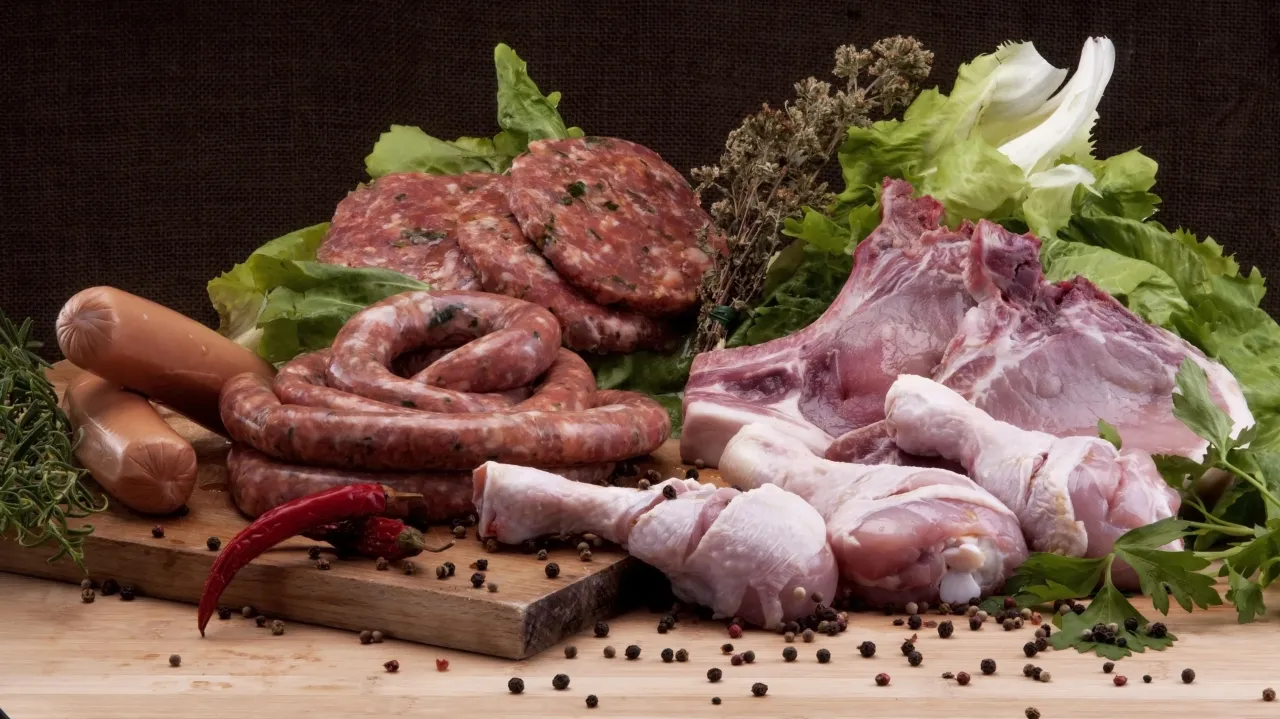 r&oacute;żne kawałki wieprzowiny do kiełbasy
