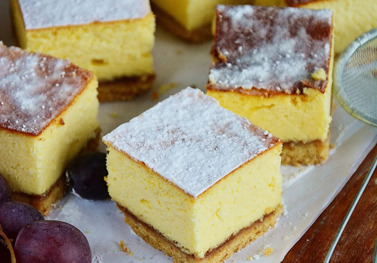 Składniki na sernik wiedeński: twaróg, jajka, masło