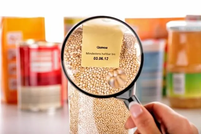 etykieta produktu spożywczego z lupą