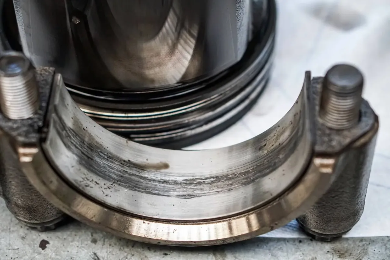 Głośna praca silnika, metaliczne stuki, uszkodzone panewki silnika