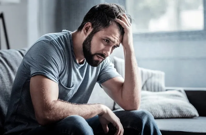 Mężczyzna w pancerzu metafora depresji, presja społeczna mężczyzn