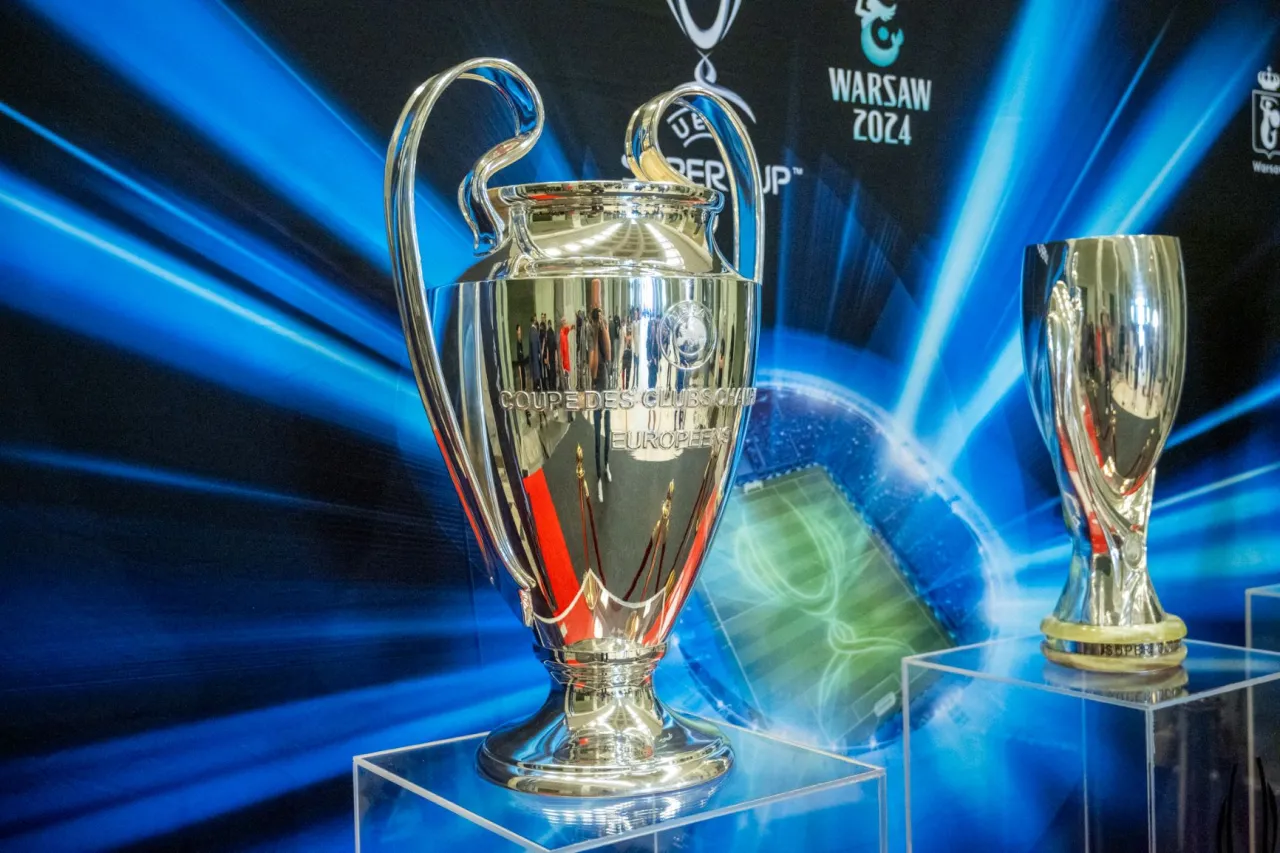 Puchar Ligi Mistrzów UEFA i stos banknotów euro