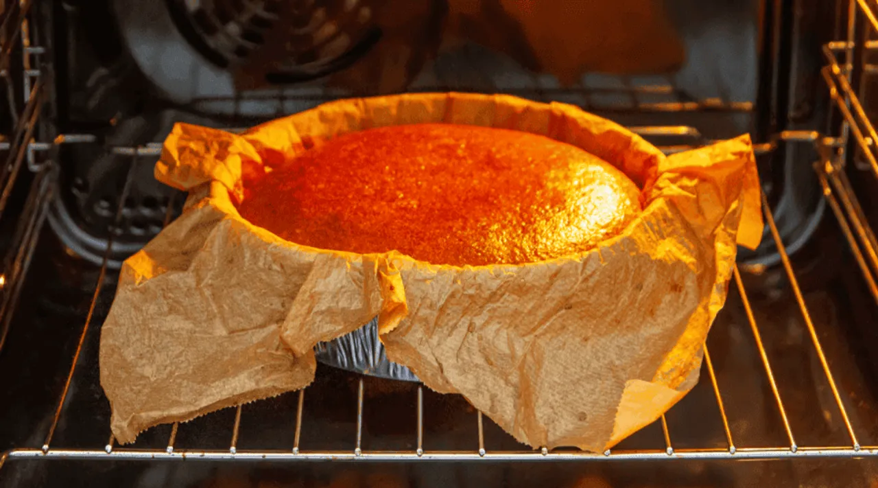 sernik studzący się w otwartym piekarniku