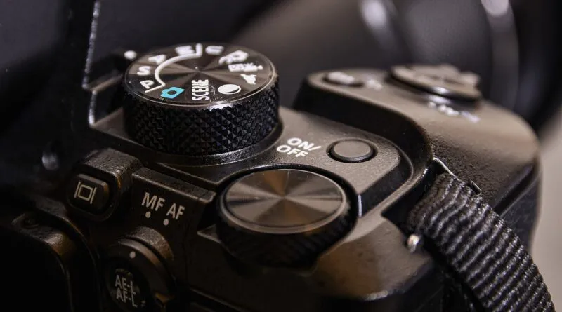 Używane lustrzanki amatorskie vs bezlusterkowce 2026