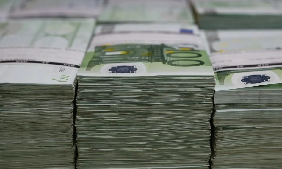 gotówka waluty euro samolot lotnisko