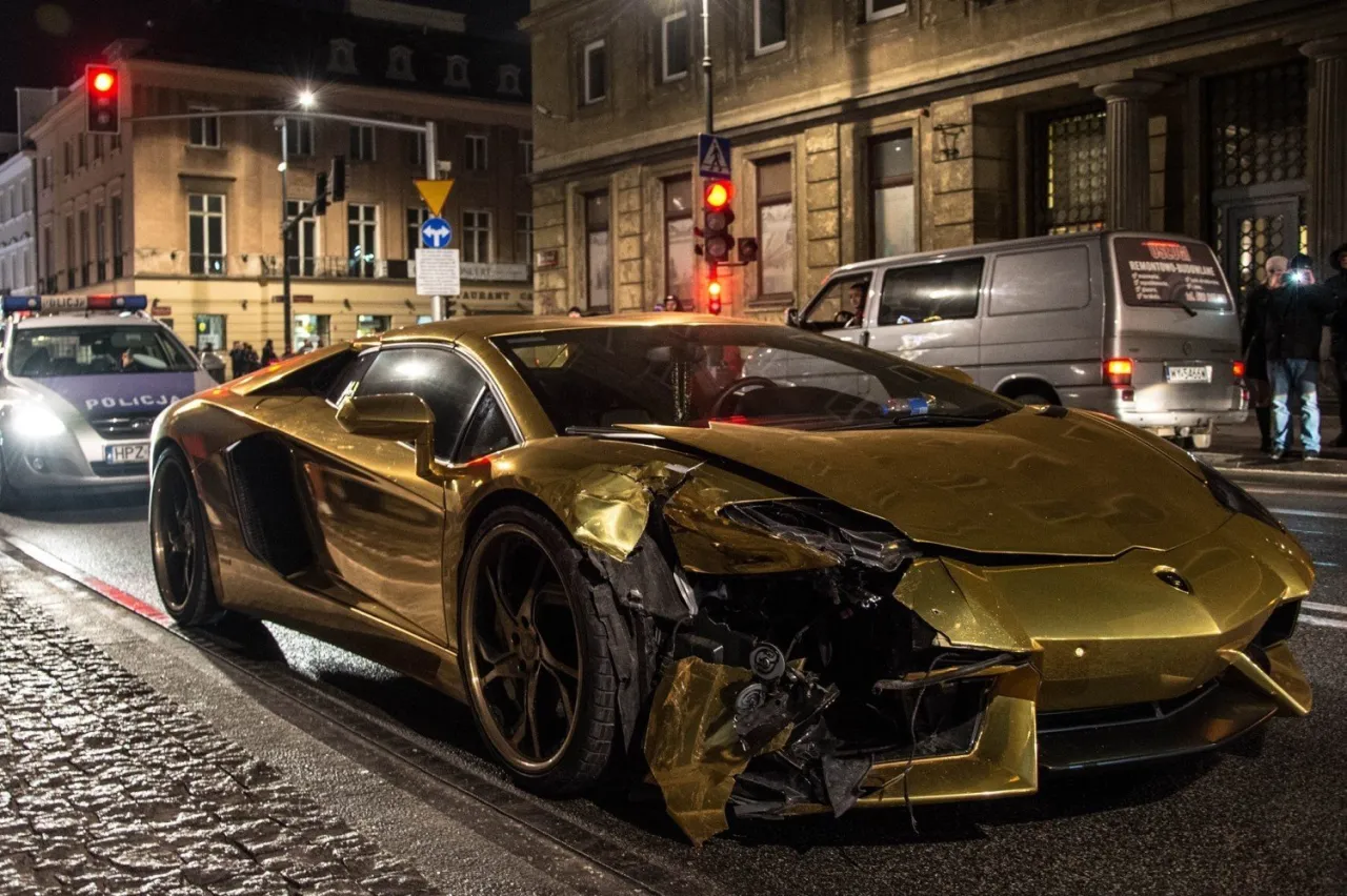 Złote Lamborghini na ulicy