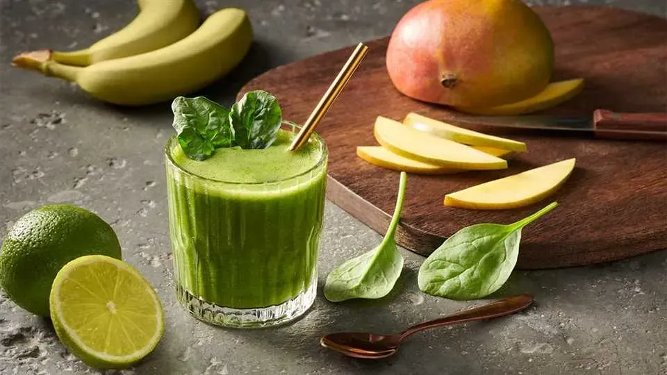 różnorodne koktajle owocowe i zielone