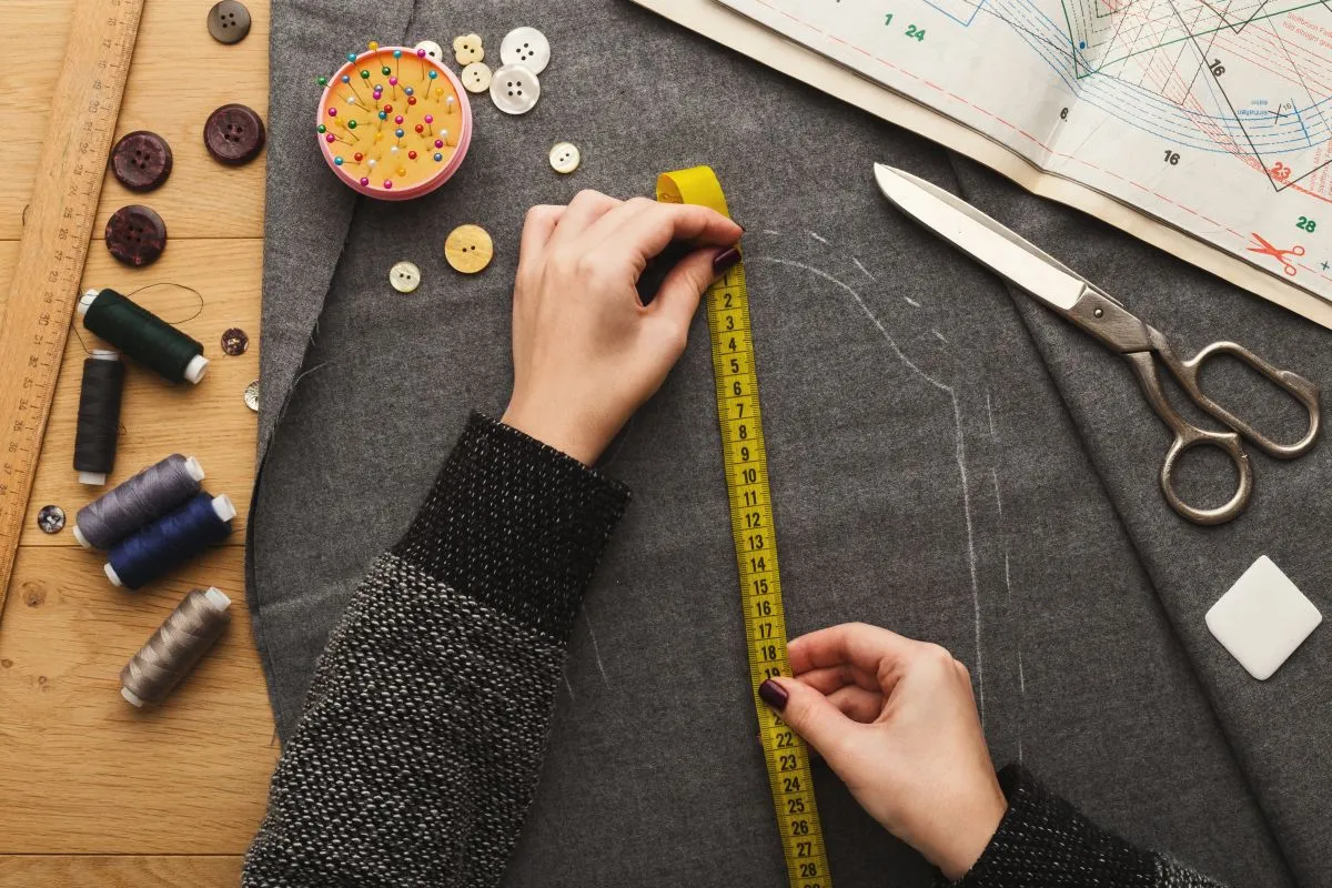 Przygotowanie materiału do szycia i wykr&oacute;j