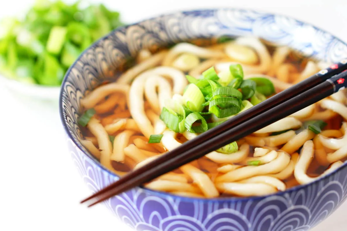 Klassische Udon Suppe fertige Sch&uuml;ssel