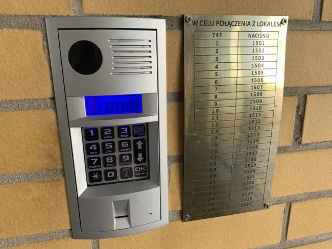 Osoba zmieniająca kod w domofonie