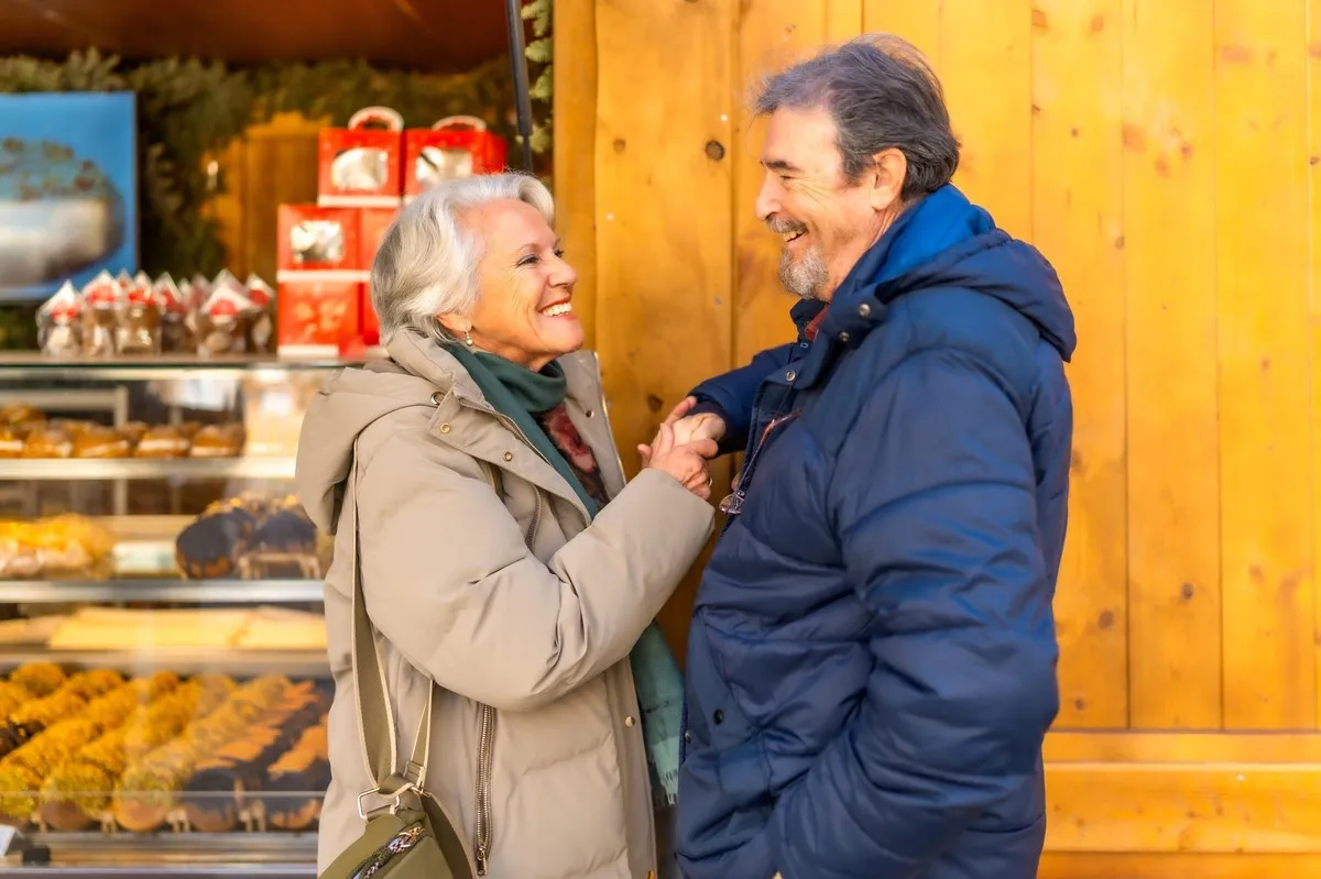 seniorzy korzystający ze zniżek