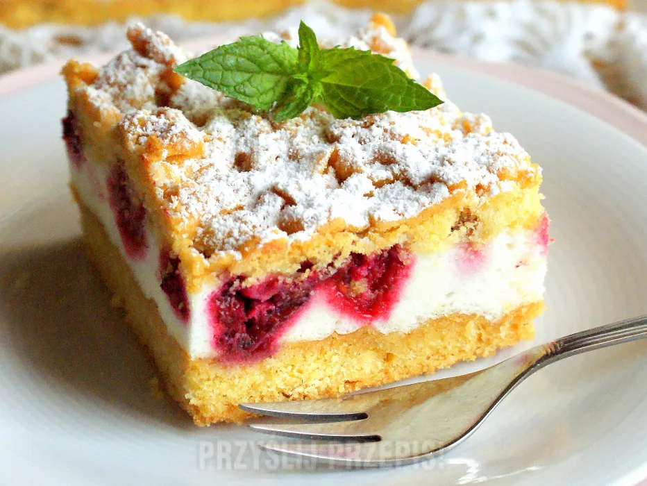 ciasto bez pieczenia z pianką budyniową i owocami