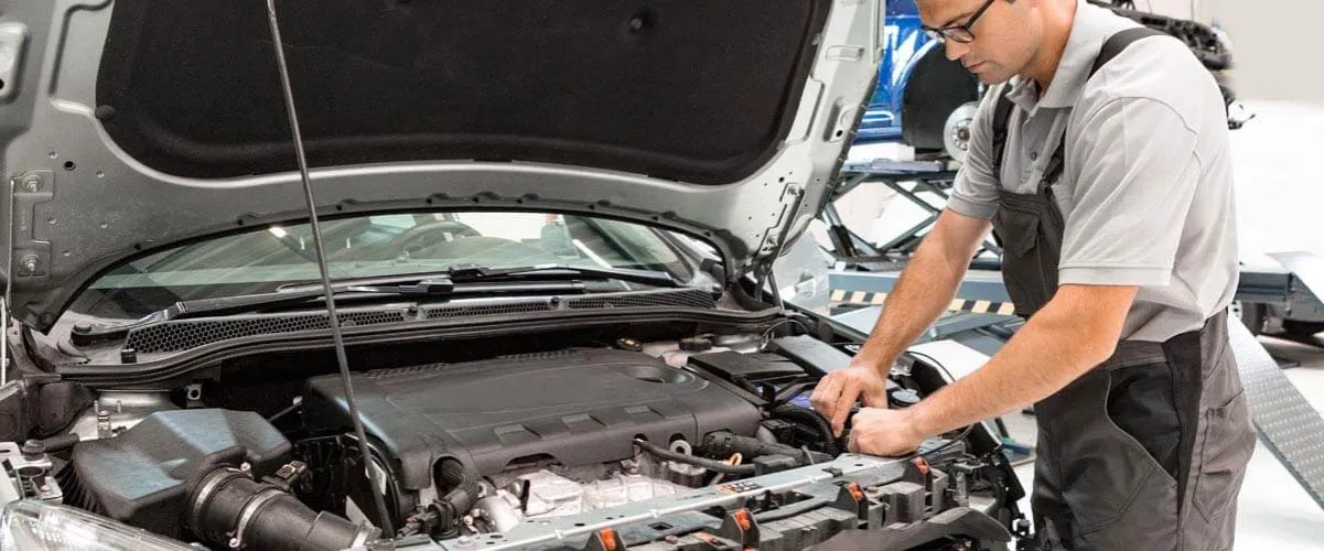 mécanicien travaillant sur le système de refroidissement d'une voiture
