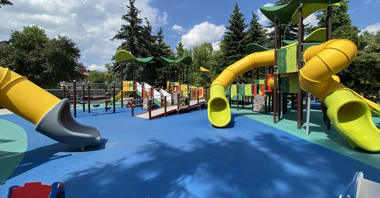 otwarty plac zabaw wiosna dzieci