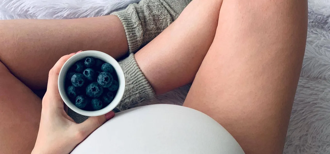 Czekając na maluszka, przyszła mama zajada bor&oacute;wki amerykańskie.