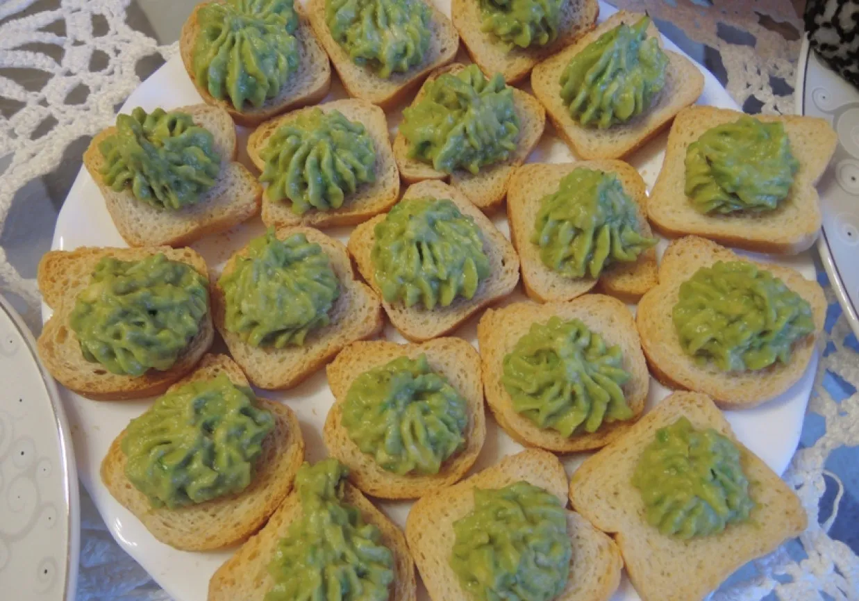 Mini tosty z guacamole. Idealne na imprezę, jak jeść? Po prostu chwyć i delektuj się!