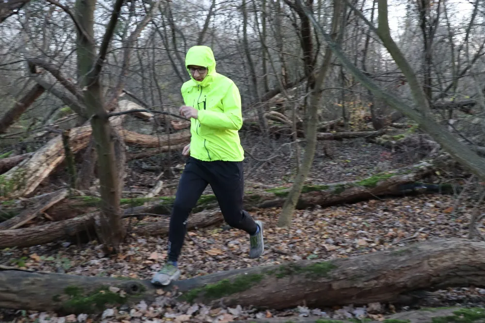 Biegacz w kurtce przeciwdeszczowej