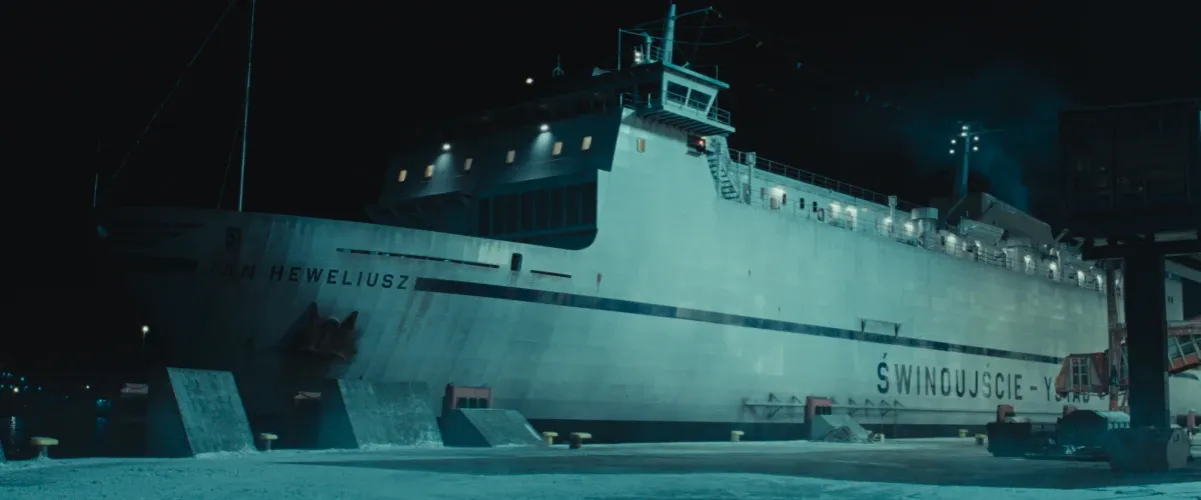 Prom na Bałtyku w sztormie