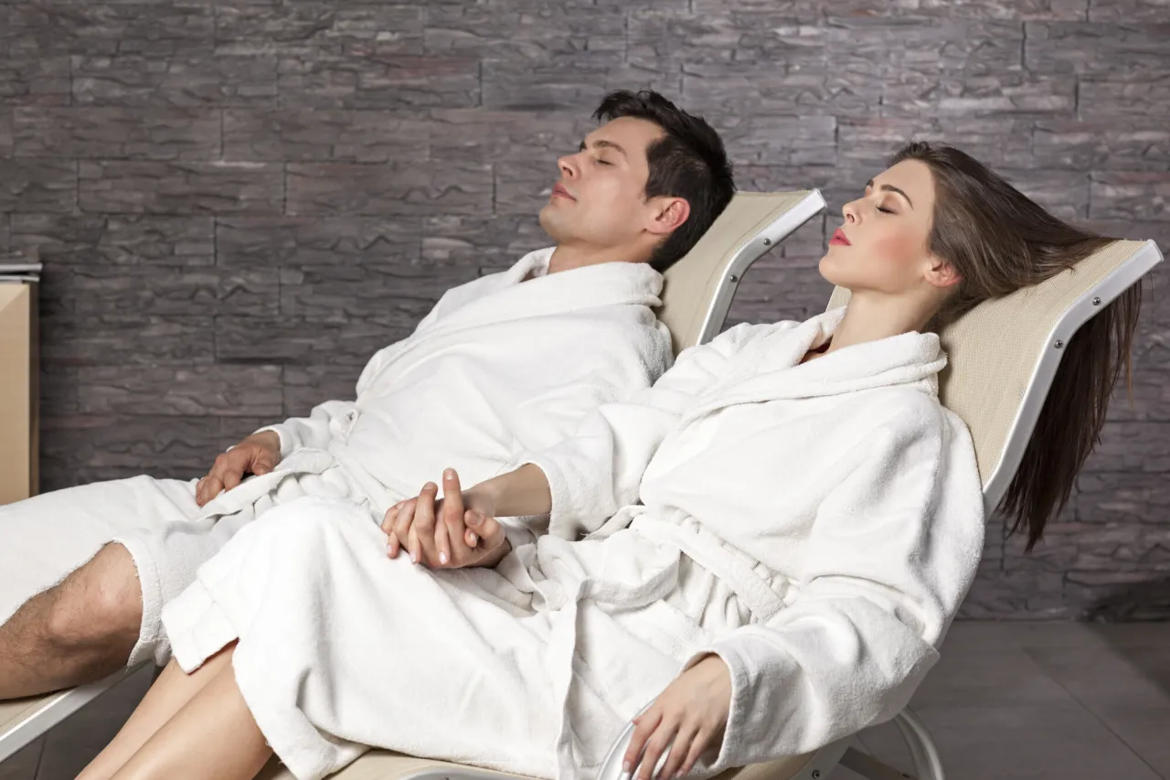 Para przeglądająca oferty spa na tablecie